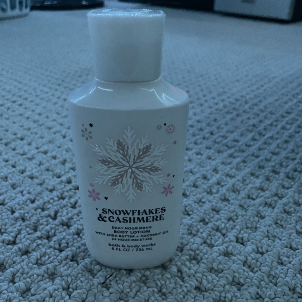 Bath & Body Works Snowflakes & Cashmere Body Lotion - White